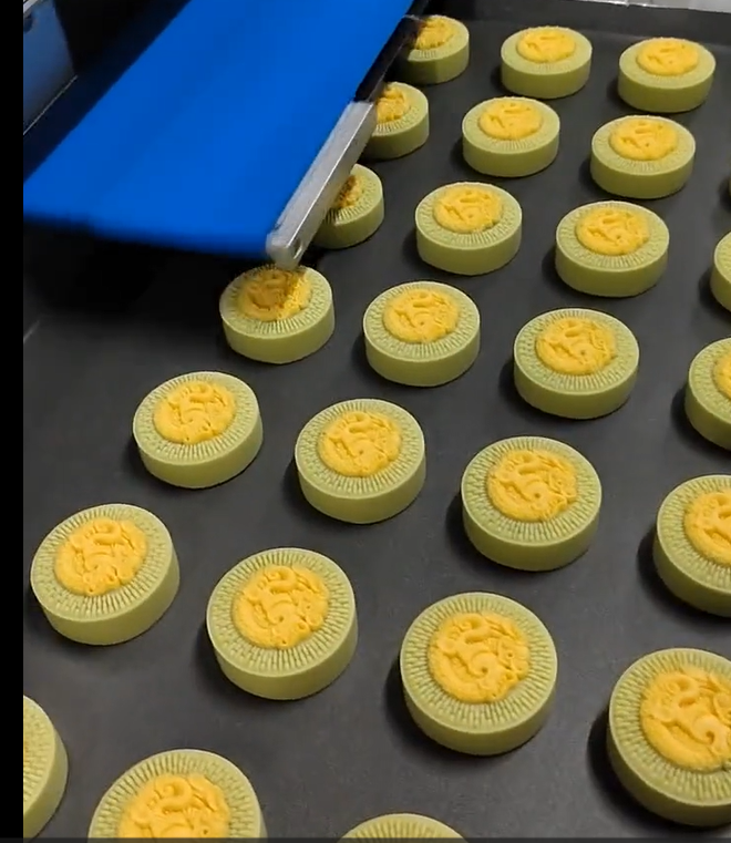 double color mooncake